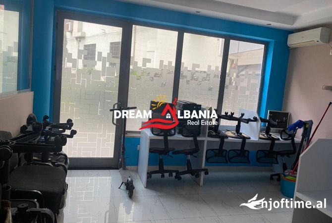 Ambiente Commerciale in Affitto 3+1 a Tirana - 900 Euro
