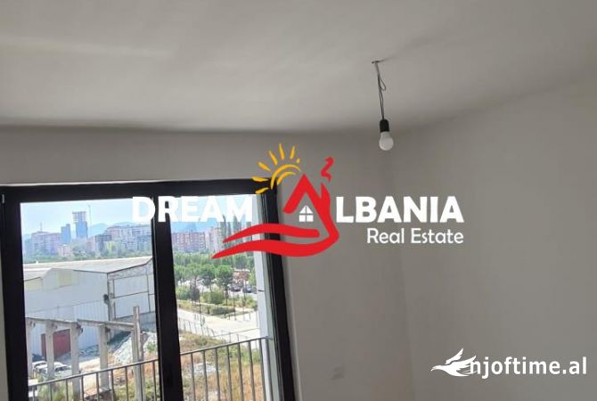 Ambiente Commerciale in Affitto 3+1 a Tirana - 600 Euro