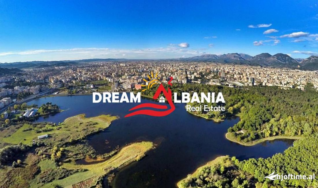 Toke per shitje ne zonen e Liqenit, prane parkut zoologjik ( ID 4191164)