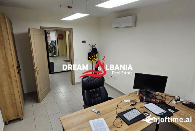 Ambiente Commerciale in Vendita 3+1 a Scutari - 665,900 Euro