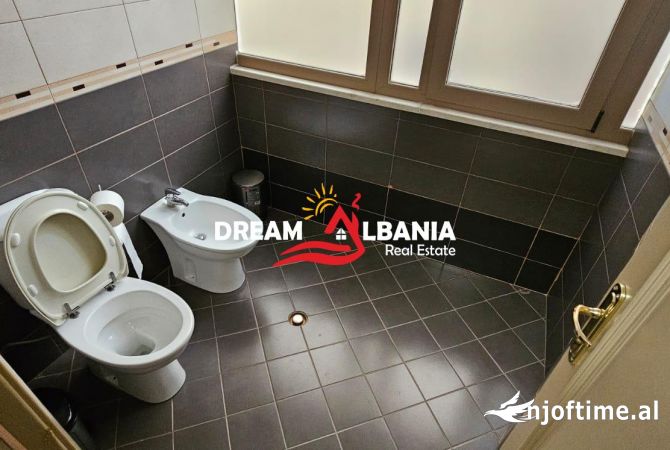 Ambient Komercial/Zyre ne Shitje ne qender te Shkodres (ID 4161094)