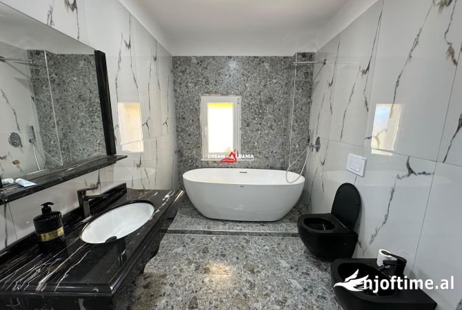 Shtepi me qera Apartament ne Tirane, 3+1, Mobilimi E mobiluar, Pagesa 1,000  Euro.