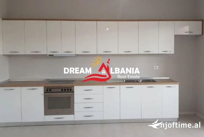 Ambiente Commerciale in Affitto 3+1 a Tirana - 490 Euro