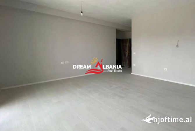Ambiente Commerciale in Affitto 3+1 a Tirana - 490 Euro