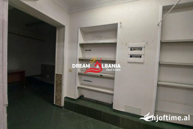 Ambiente Commerciale in Affitto 3+1 a Tirana - 475 Euro