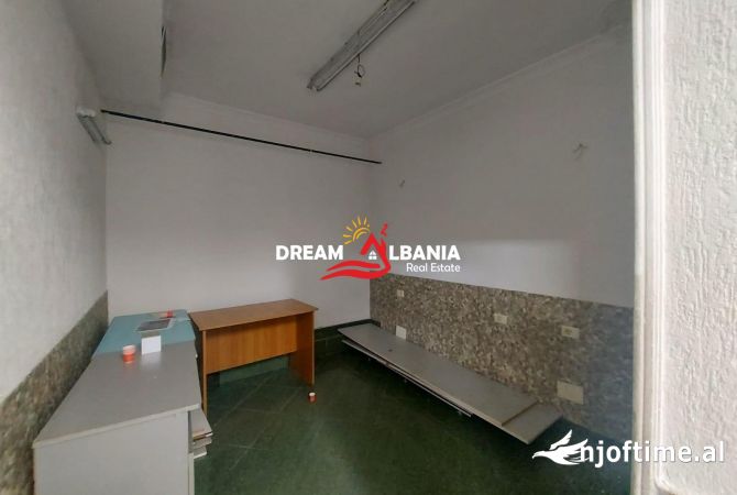 Ambiente Commerciale in Affitto 3+1 a Tirana - 475 Euro