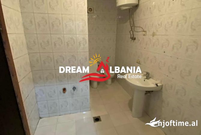 Ambiente Commerciale in Affitto 3+1 a Tirana - 500 Euro