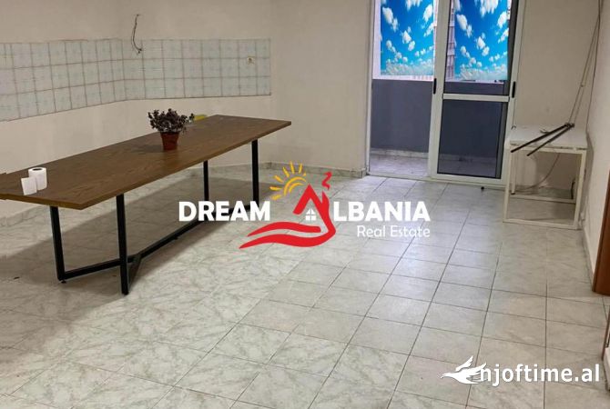 Ambiente Commerciale in Affitto 3+1 a Tirana - 500 Euro