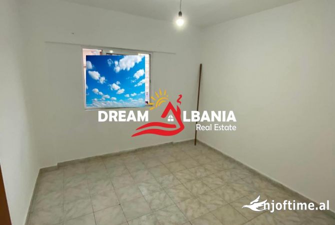 Ambiente Commerciale in Affitto 3+1 a Tirana - 500 Euro