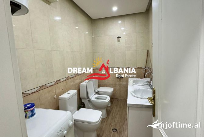 Ambjent ZYRE me qira ne Bllok, Perballe Fakultetit te Drejtesise (ID 42611151)