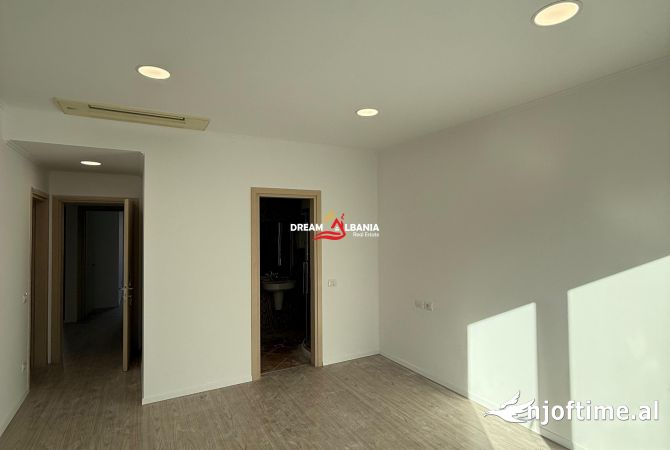 Ambiente Commerciale in Affitto 3+1 a Tirana - 250,000 Leke