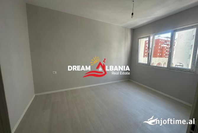 Ambiente Commerciale in Affitto 3+1 a Tirana - 450 Euro