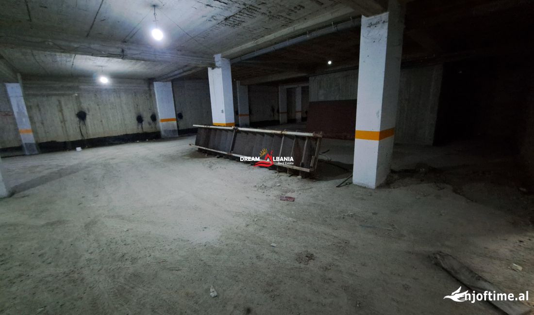 Magazine me qera ne rrugen Don Bosko, prane Vizion Plus ne Tirane (ID 4281152)