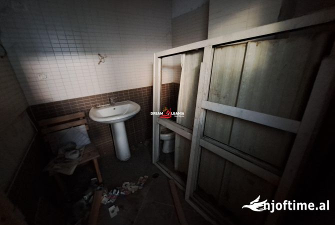 Magazine me qera ne rrugen Don Bosko, prane Vizion Plus ne Tirane (ID 4281152)