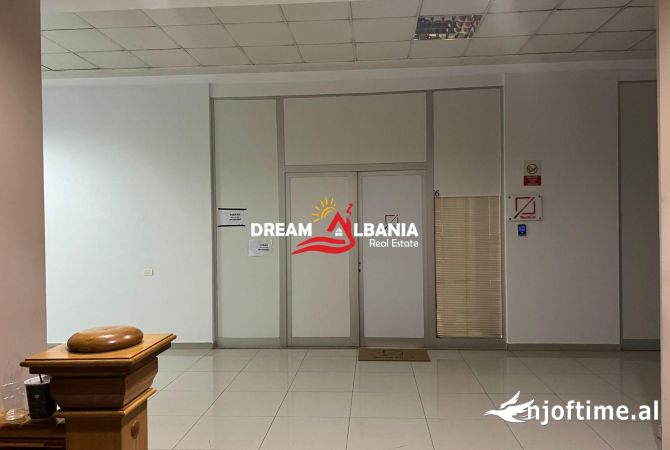 Ambjent Biznesi me qera tek Komuna e Parisit prane Kristal Center ne Tirane (42611250)