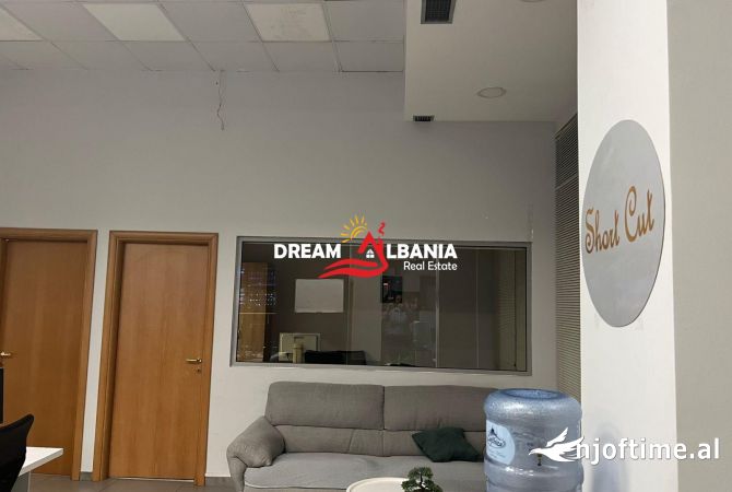 Ambjent Biznesi me qera tek Komuna e Parisit prane Kristal Center ne Tirane (42611250)