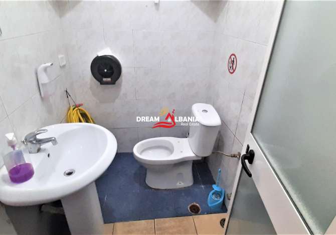 Dyqan ne shitje tek Zogu Zi prane Insitutit te Sigurimeve Shoqerore ne Tirane (ID 4171287)