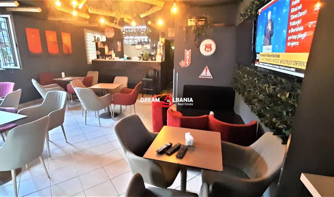 Dyqan ne shitje tek Zogu Zi prane Insitutit te Sigurimeve Shoqerore ne Tirane (ID 4171287)