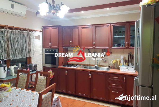 Shtepi ne shitje Vila Luksoze ne Tirane, 6+1, Mobilimi Pjeserisht e mobiluar, Pagesa 280,000  Euro.