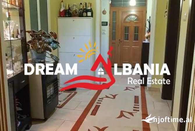 Shtepi ne shitje Vila Luksoze ne Tirane, 6+1, Mobilimi Pjeserisht e mobiluar, Pagesa 280,000  Euro.