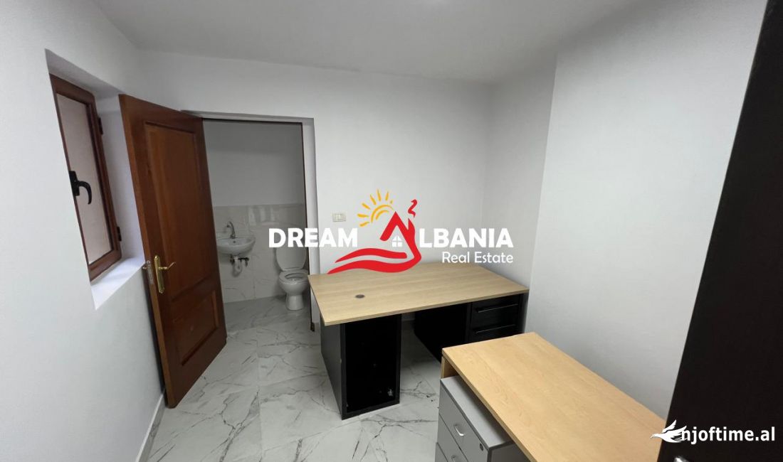 Zyra me qera tek Rruga Fortuzi, prane Shkolles “Jeronim De Rada” ne Tirane (ID 42611258)