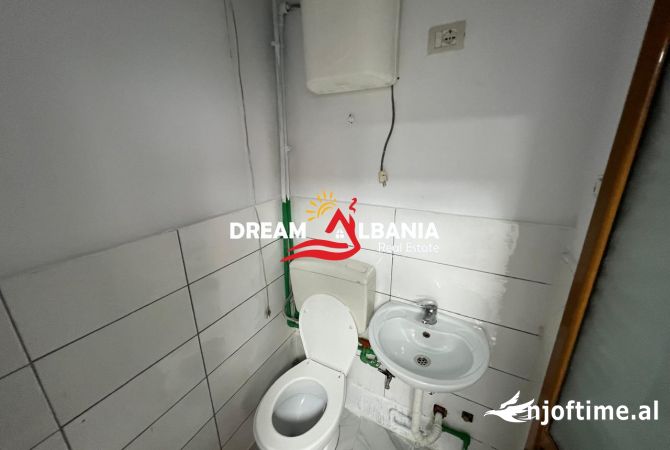 Zyra me qera tek Rruga Fortuzi, prane Shkolles “Jeronim De Rada” ne Tirane (ID 42611258)