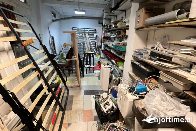 Magazine ne Shitje tek Komuna e Parisit, prane Kompleksit Kika 2, ne Tirane (ID 4181102)