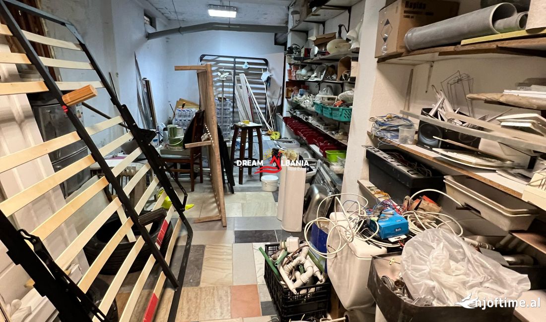 Magazine ne Shitje tek Komuna e Parisit, prane Kompleksit Kika 2, ne Tirane (ID 4181102)