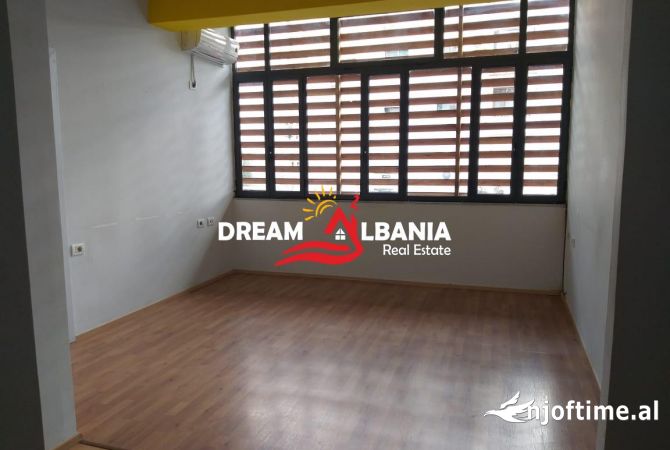 Ambiente Commerciale in Affitto 3+1 a Tirana - 800 Euro