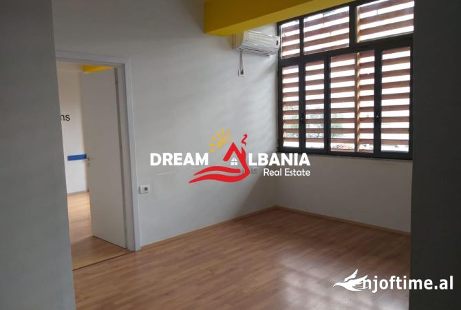 Ambiente Commerciale in Affitto 3+1 a Tirana - 800 Euro