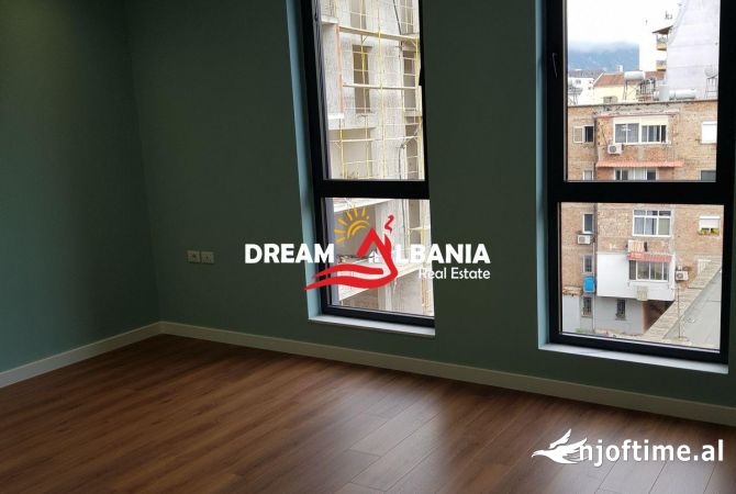 Ambiente Commerciale in Affitto 3+1 a Tirana - 850 Euro