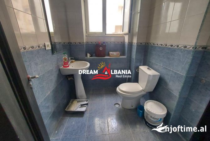 Ambiente Commerciale in Affitto 3+1 a Tirana - 600 Euro
