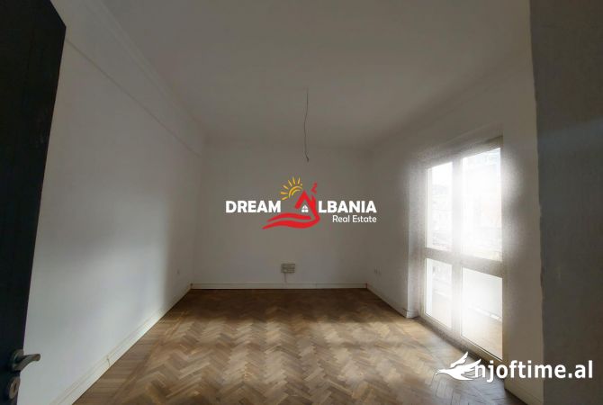 Ambiente Commerciale in Affitto 3+1 a Tirana - 600 Euro