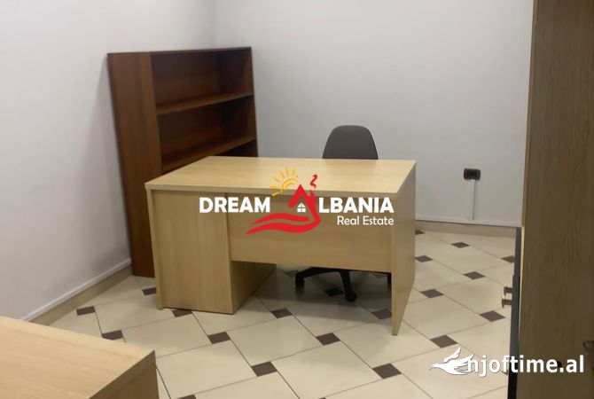 Ambiente Commerciale in Affitto 3+1 a Tirana - 1,300 Euro