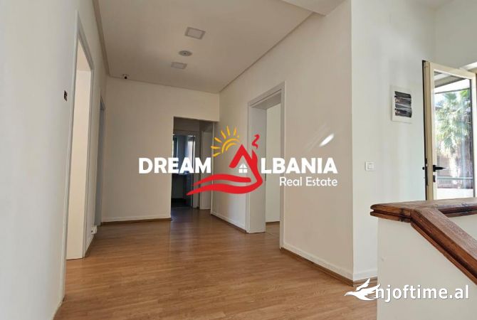 Ambiente Commerciale in Affitto 3+1 a Tirana - 1,500 Euro
