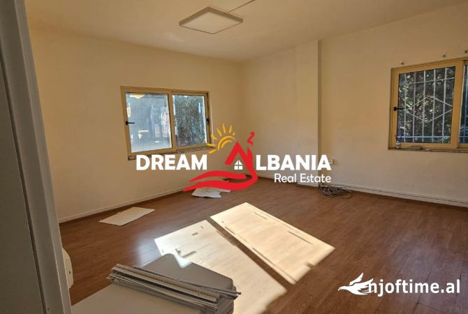 Ambiente Commerciale in Affitto 3+1 a Tirana - 1,500 Euro