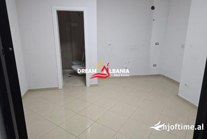 Ambiente Commerciale in Affitto 3+1 a Tirana - 300 Euro