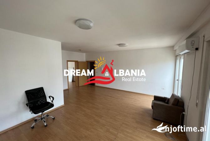 Ambiente Commerciale in Affitto 3+1 a Tirana - 800 Euro