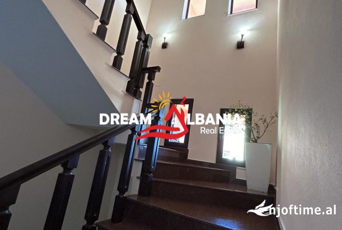 Shtepi ne shitje Vila Luksoze ne Tirane, 7+1, Mobilimi E mobiluar, Pagesa 700,000  Euro.