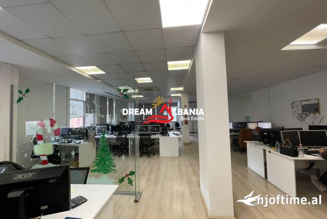 Ambiente Commerciale in Affitto 3+1 a Tirana - 4,000 Euro