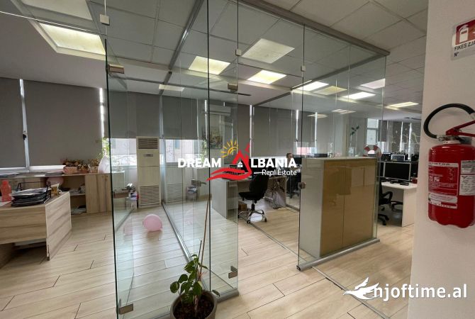 Ambiente Commerciale in Affitto 3+1 a Tirana - 4,000 Euro