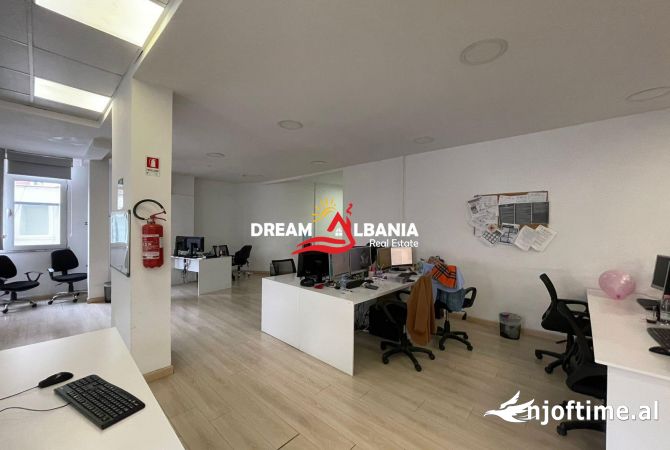 Ambiente Commerciale in Affitto 3+1 a Tirana - 4,000 Euro