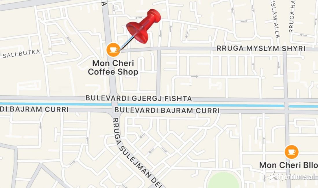 Shiten Dy Dyqane Buze Rruges Muhamet Gjollesha, prane Kryqezimit te Myslym Shyrit (ID 4171575)