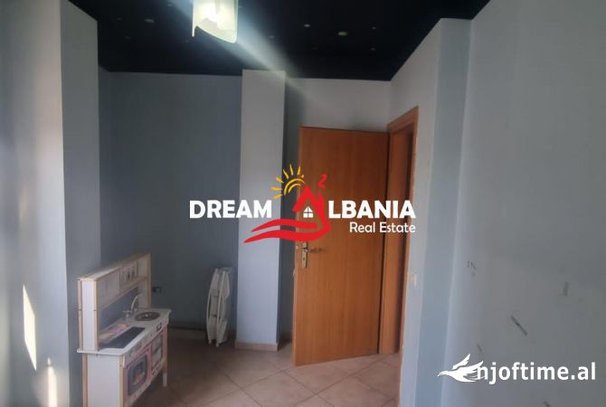 Shtepi ne shitje Apartament ne Tirane, 2+1, Mobilimi Bosh, pa mobiluar, Pagesa 208,000  Euro.