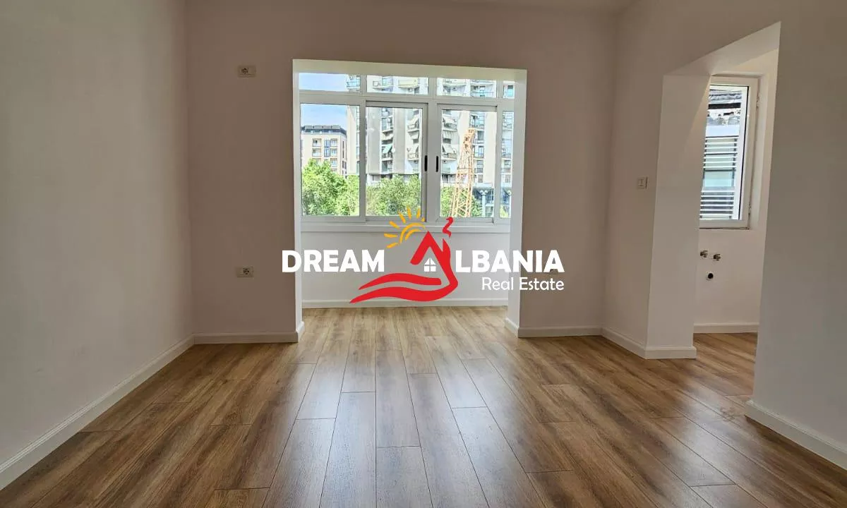 Shtepi ne shitje Apartament ne Tirane, Garsoniere, Mobilimi Bosh, pa mobiluar, Pagesa 93,000  Euro.