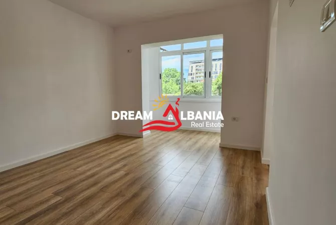Shtepi ne shitje Apartament ne Tirane, Garsoniere, Mobilimi Bosh, pa mobiluar, Pagesa 93,000  Euro.