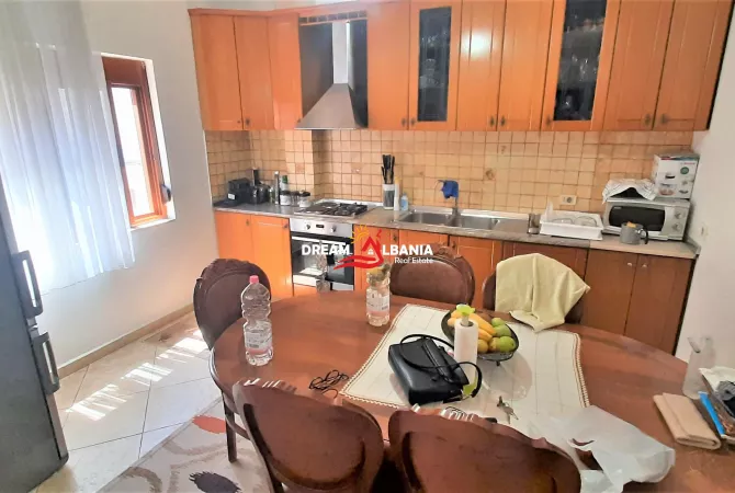 Shtepi me qera Apartament ne Tirane, 3+1, Mobilimi E mobiluar, Pagesa 1,000  Euro.