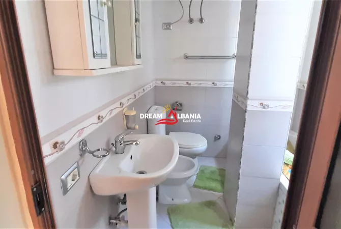 Shtepi me qera Apartament ne Tirane, 3+1, Mobilimi E mobiluar, Pagesa 1,000  Euro.