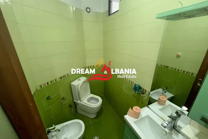 Shtepi ne shitje Apartament ne Tirane, 3+1, Mobilimi E mobiluar, Pagesa 299,000  Euro.