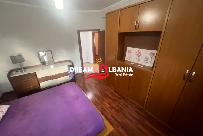 Shtepi ne shitje Apartament ne Tirane, 3+1, Mobilimi E mobiluar, Pagesa 299,000  Euro.